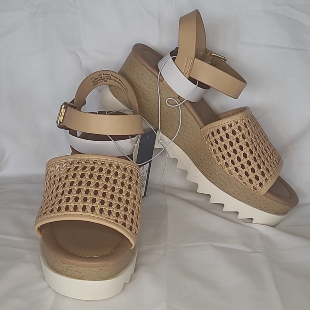 NWT Universal Thread wedge sandals sz 7 1/2